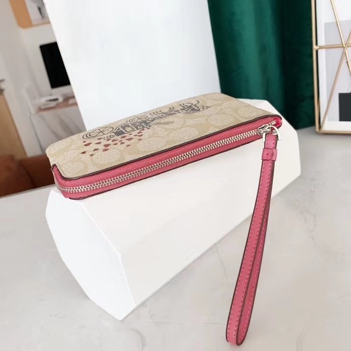 VÍ COACH MỎNG HỌA TIẾT XE NGỰA | CLUTCH COACH CORNER ZIP WRISTLET IN SIGNATURE CANVAS WITH HORSE AND CARRIAGE HEARTS 17