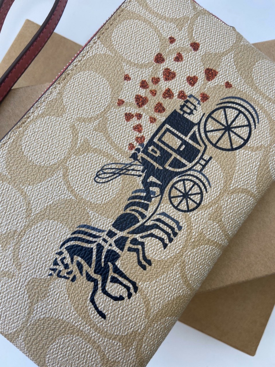 VÍ COACH MỎNG HỌA TIẾT XE NGỰA | CLUTCH COACH CORNER ZIP WRISTLET IN SIGNATURE CANVAS WITH HORSE AND CARRIAGE HEARTS 21