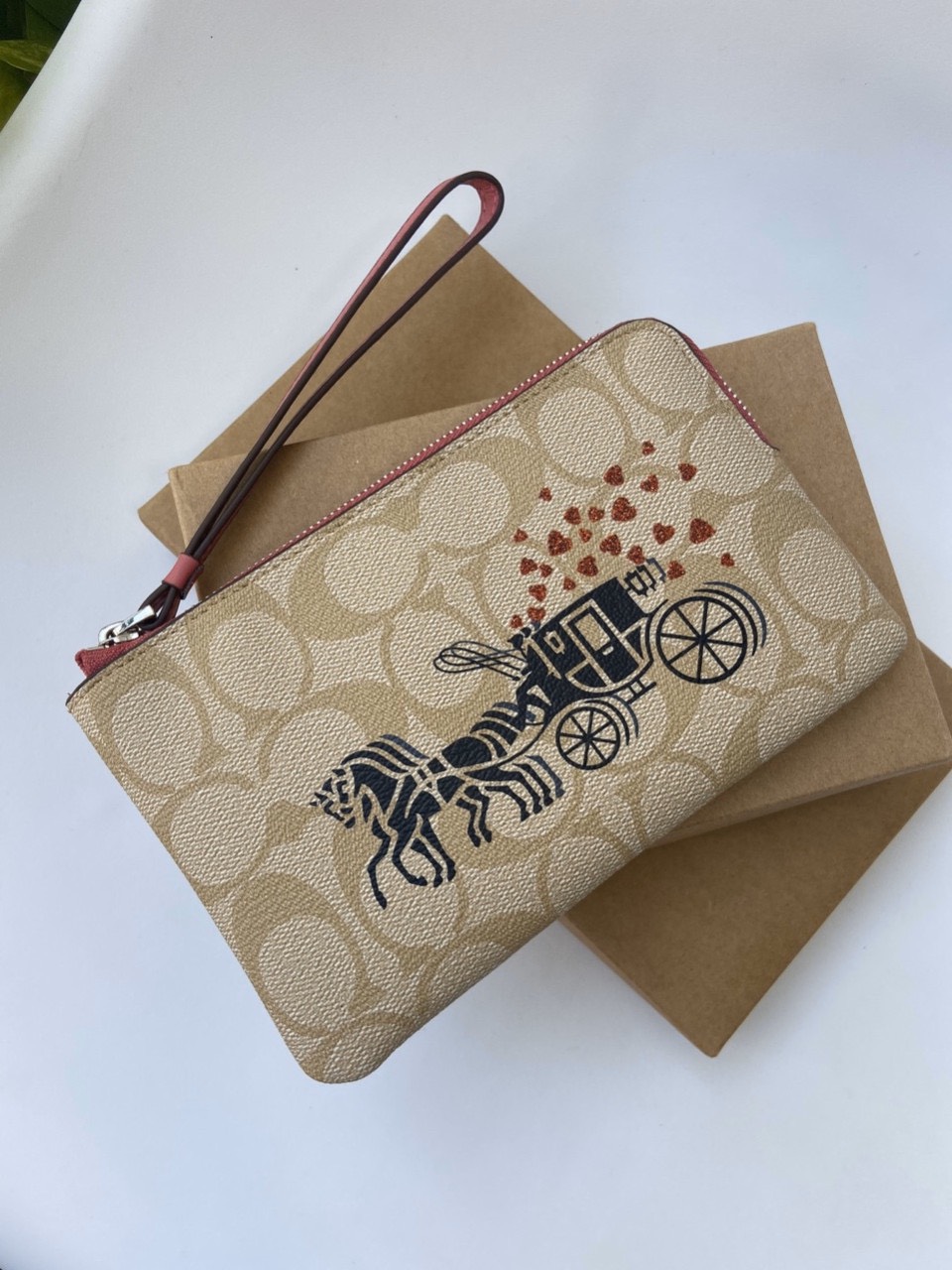 VÍ COACH MỎNG HỌA TIẾT XE NGỰA | CLUTCH COACH CORNER ZIP WRISTLET IN SIGNATURE CANVAS WITH HORSE AND CARRIAGE HEARTS 23