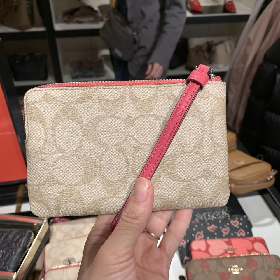 VÍ COACH MỎNG HỌA TIẾT XE NGỰA | CLUTCH COACH CORNER ZIP WRISTLET IN SIGNATURE CANVAS WITH HORSE AND CARRIAGE HEARTS 25