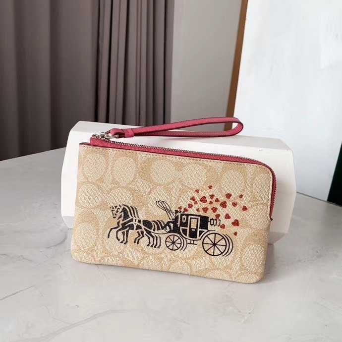 VÍ COACH MỎNG HỌA TIẾT XE NGỰA | CLUTCH COACH CORNER ZIP WRISTLET IN SIGNATURE CANVAS WITH HORSE AND CARRIAGE HEARTS 26