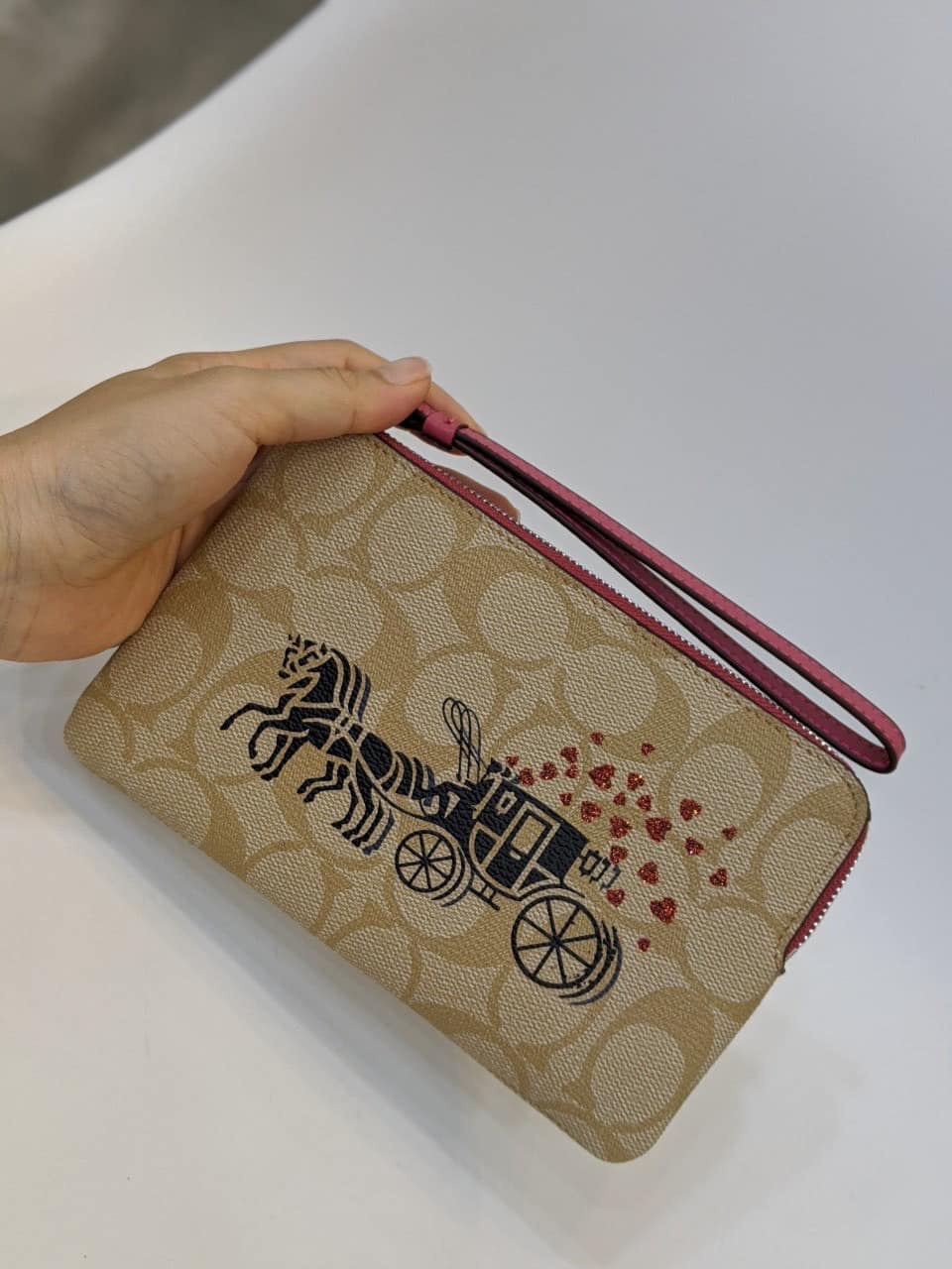 VÍ COACH MỎNG HỌA TIẾT XE NGỰA | CLUTCH COACH CORNER ZIP WRISTLET IN SIGNATURE CANVAS WITH HORSE AND CARRIAGE HEARTS 29