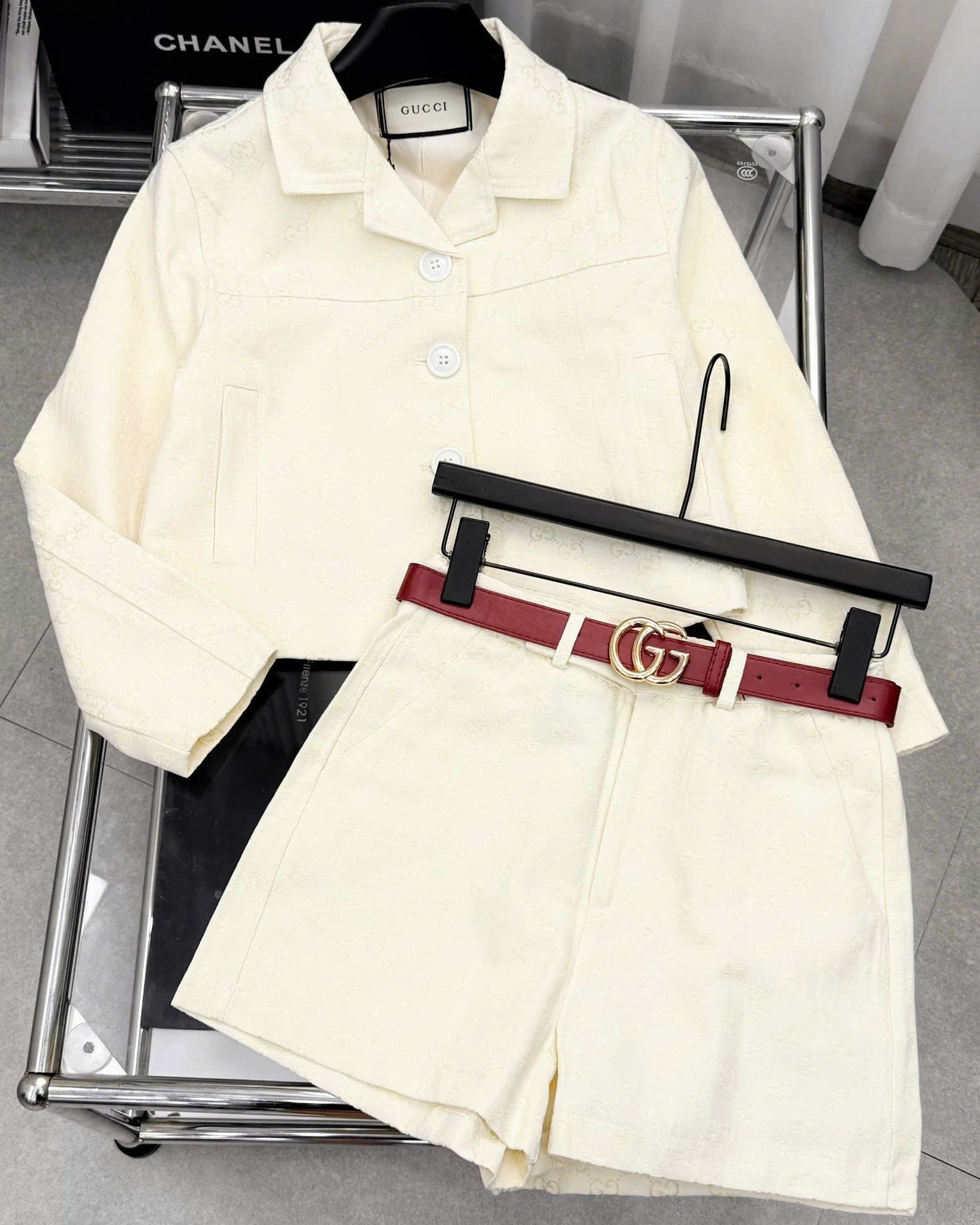 Set áo tay ngắn màu kem quần short kèm thắt lưng đỏ Gucci 1