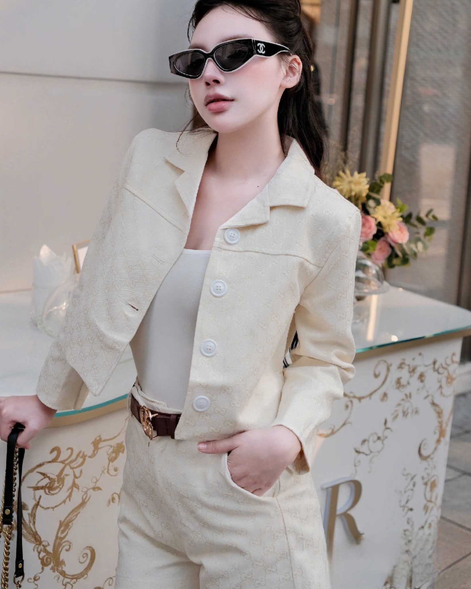 Set áo tay ngắn màu kem quần short kèm thắt lưng đỏ Gucci 3