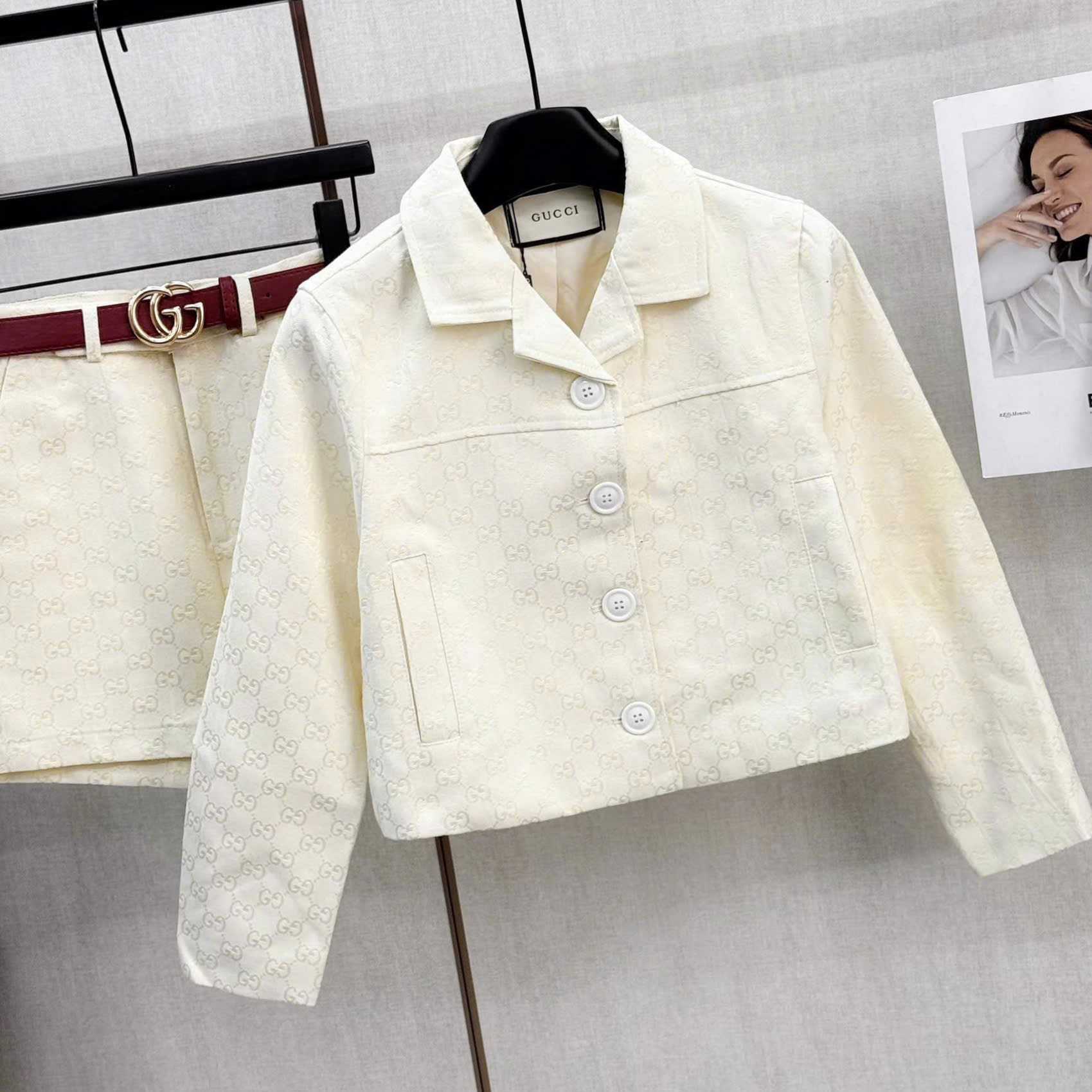 Set áo tay ngắn màu kem quần short kèm thắt lưng đỏ Gucci 4