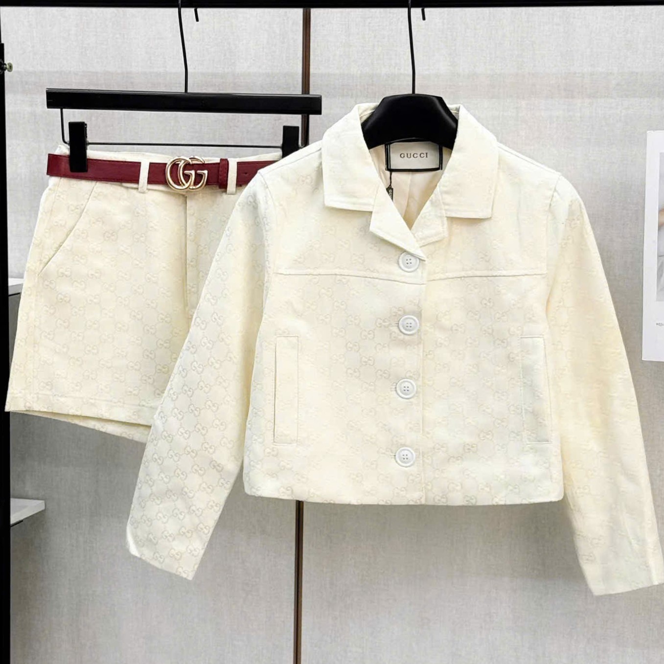 Set áo tay ngắn màu kem quần short kèm thắt lưng đỏ Gucci 2
