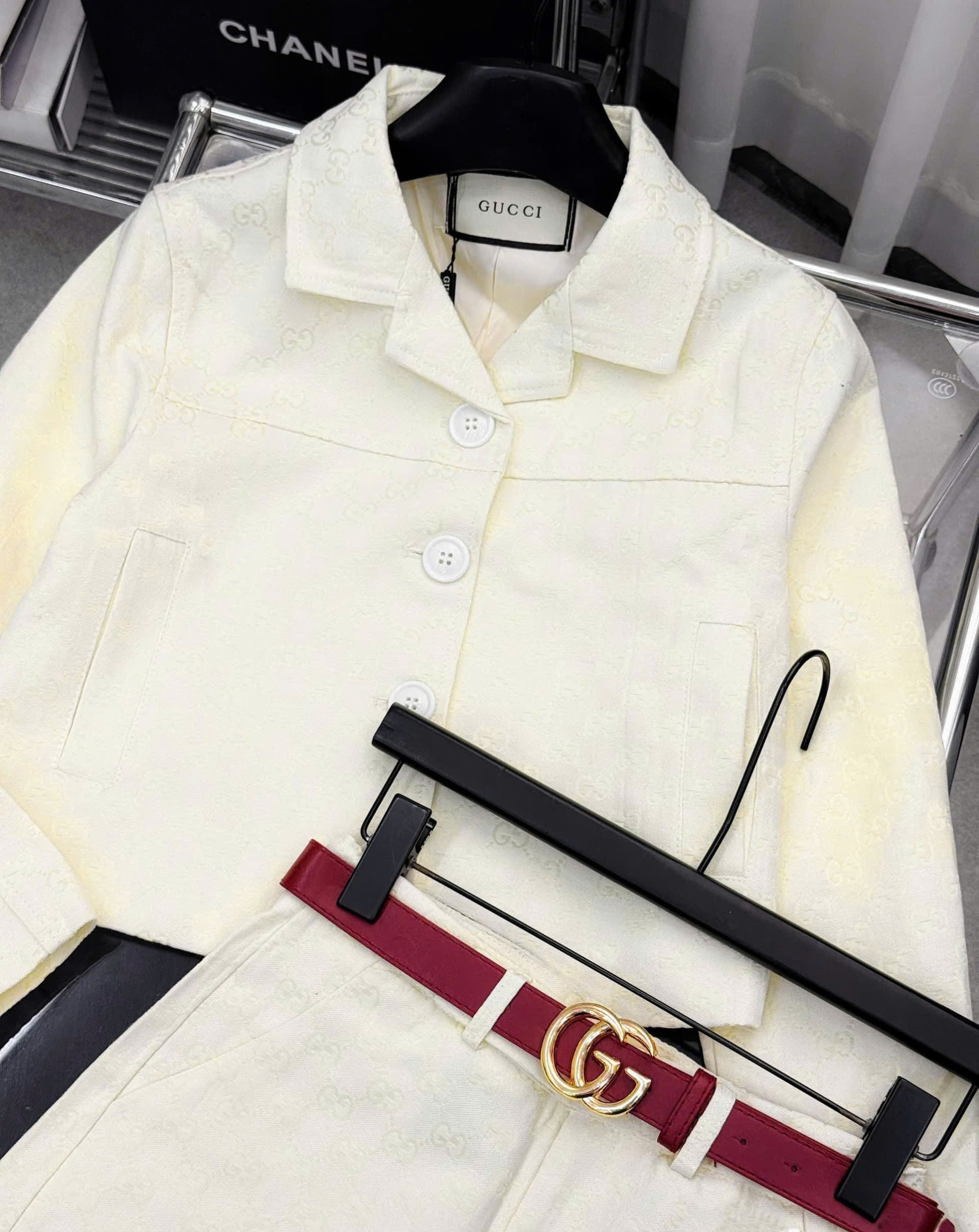 Set áo tay ngắn màu kem quần short kèm thắt lưng đỏ Gucci 6