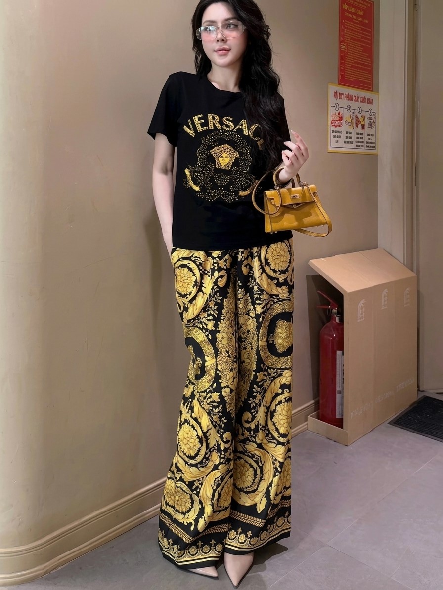Set áo thun trắng và đen quần lụa dài vàng Versace 1