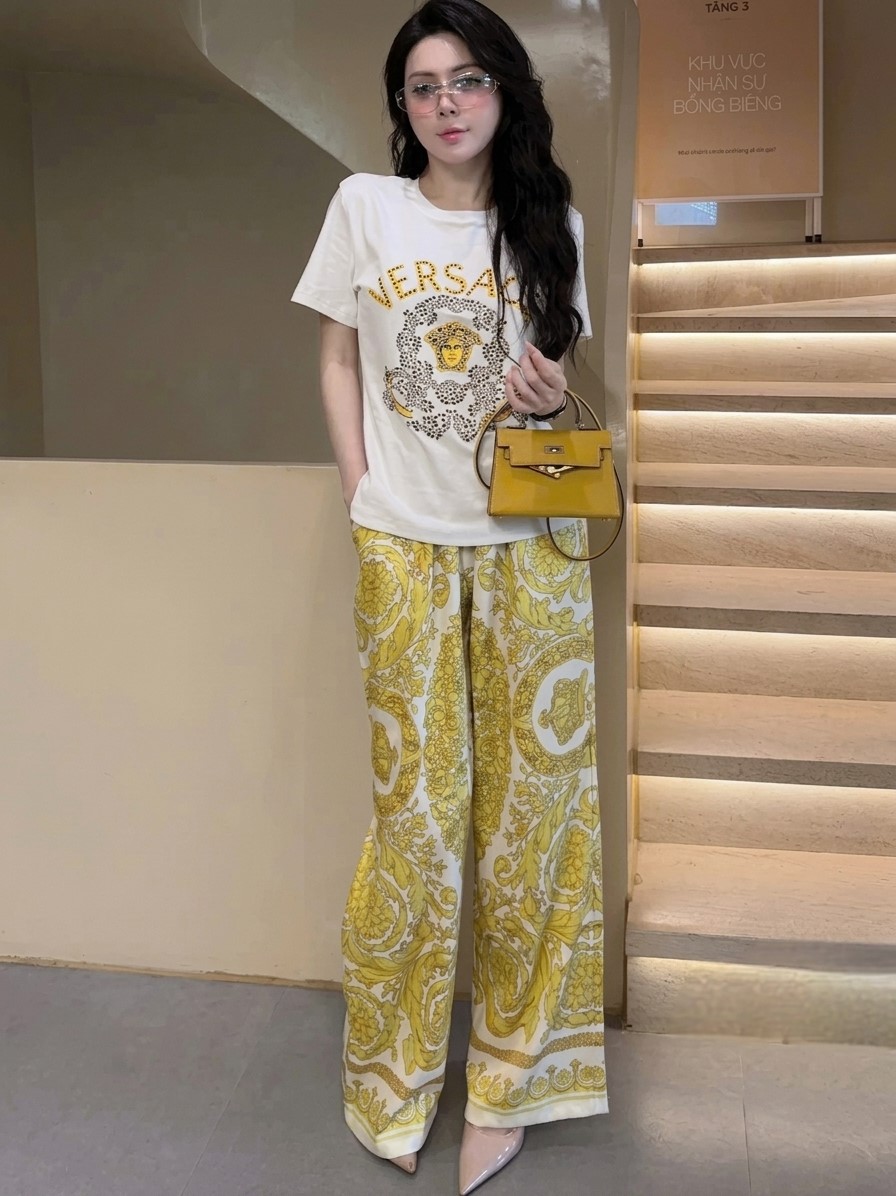 Set áo thun trắng và đen quần lụa dài vàng Versace 3