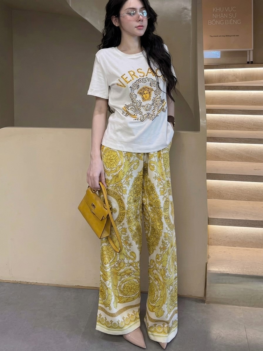 Set áo thun trắng và đen quần lụa dài vàng Versace 4