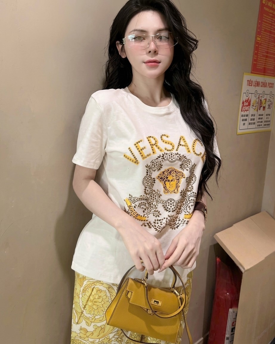 Set áo thun trắng và đen quần lụa dài vàng Versace 5