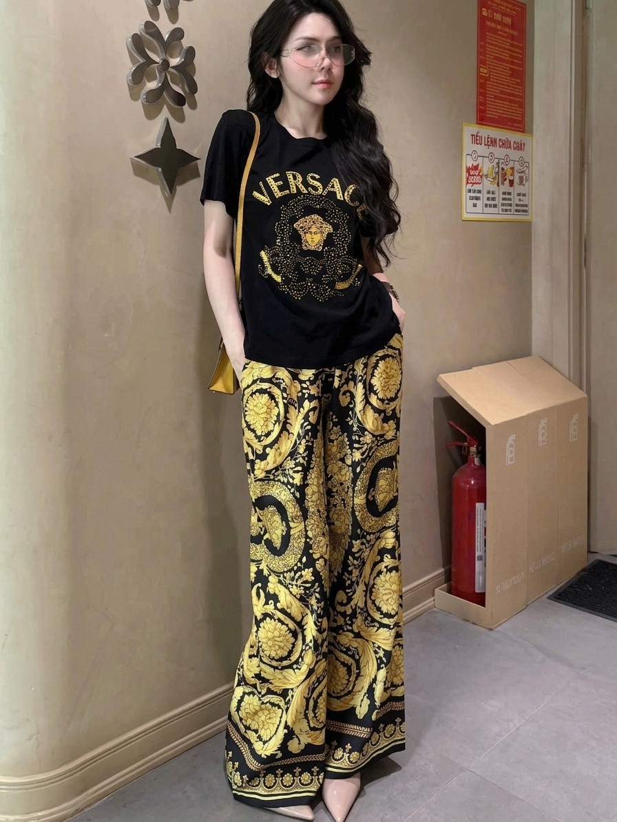 Set áo thun trắng và đen quần lụa dài vàng Versace 2