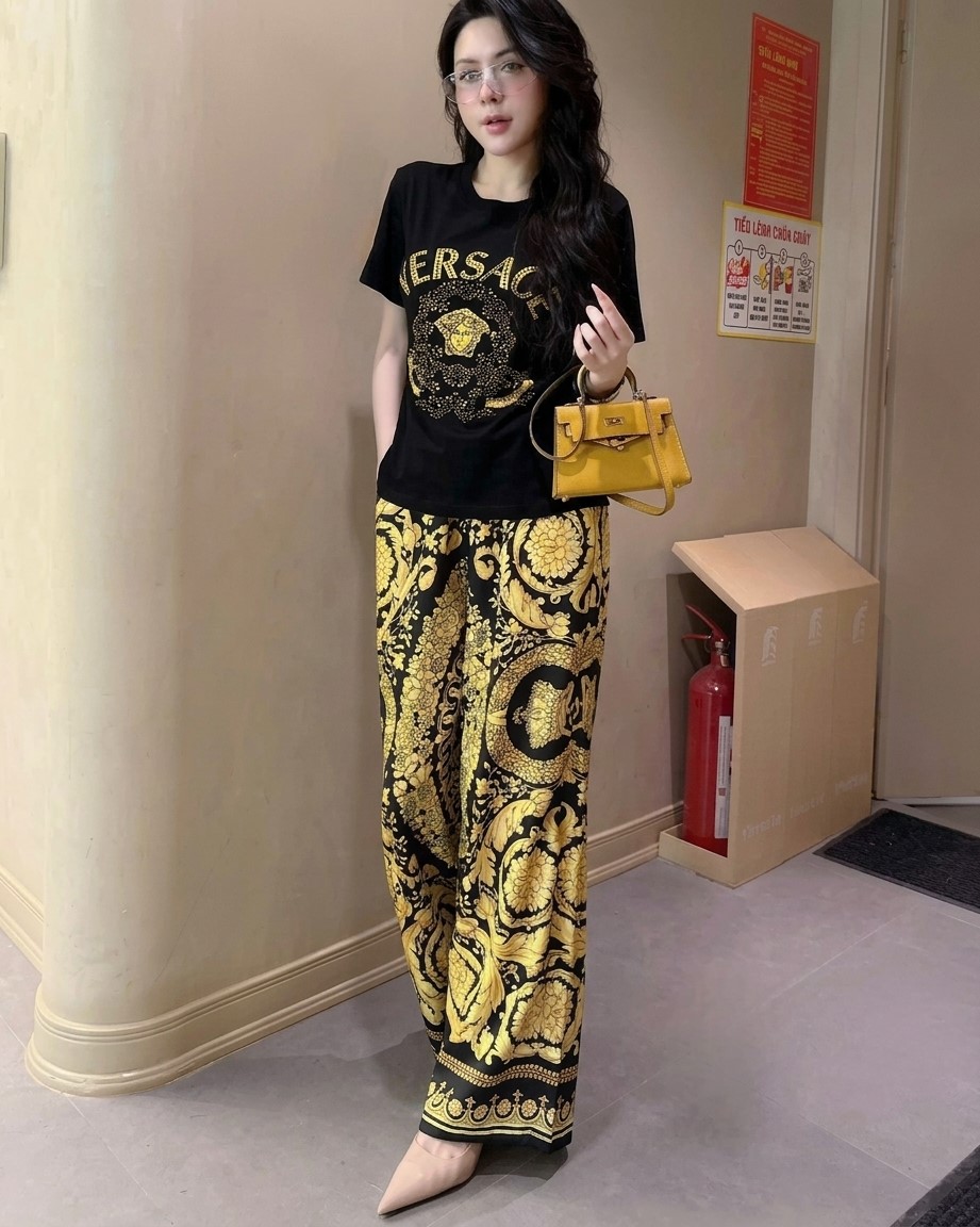 Set áo thun trắng và đen quần lụa dài vàng Versace 6