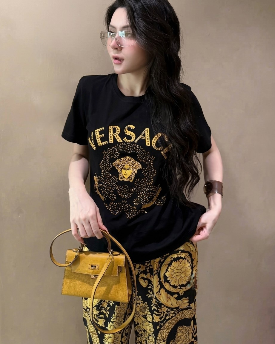 Set áo thun trắng và đen quần lụa dài vàng Versace 8