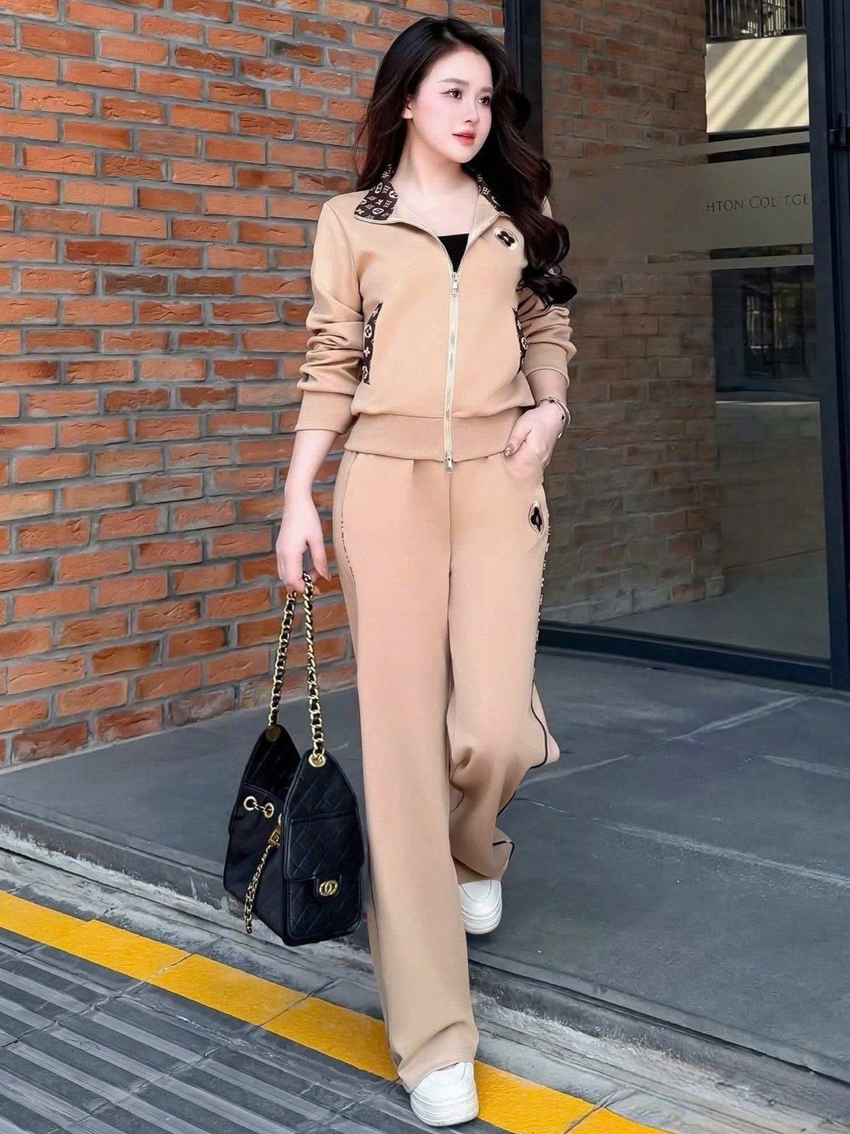 Set bộ nữ áo khoác quần dài nỉ LV màu kem và đen 3