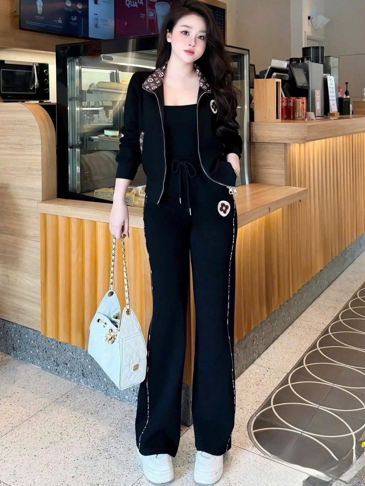 Set bộ nữ áo khoác quần dài nỉ LV màu kem và đen 5