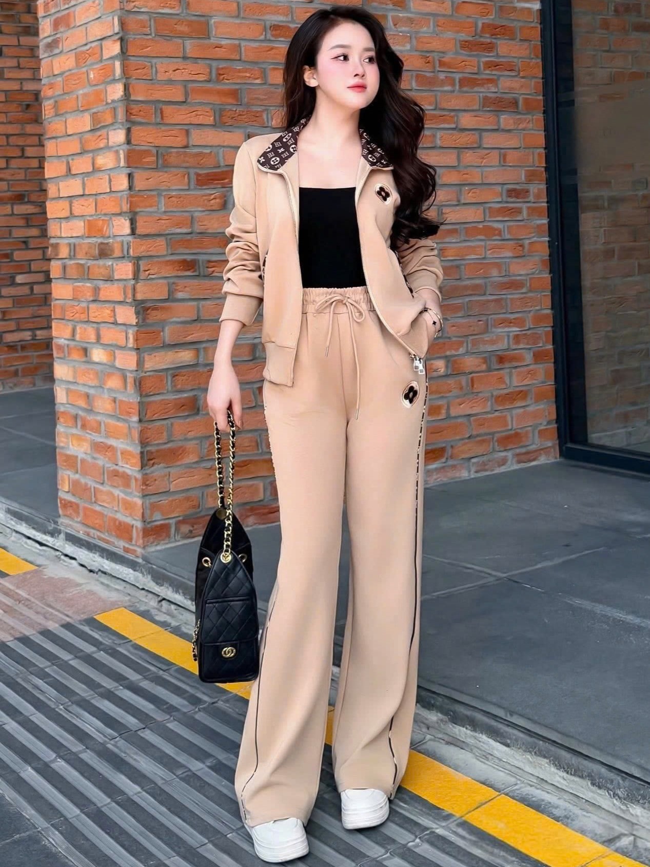 Set bộ nữ áo khoác quần dài nỉ LV màu kem và đen 6