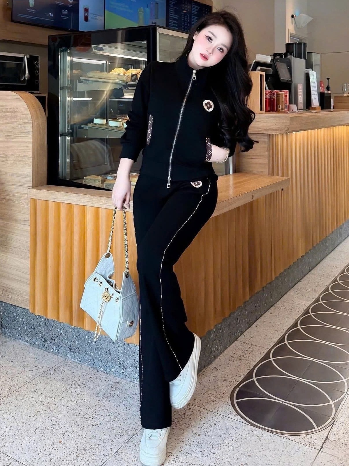 Set bộ nữ áo khoác quần dài nỉ LV màu kem và đen 8