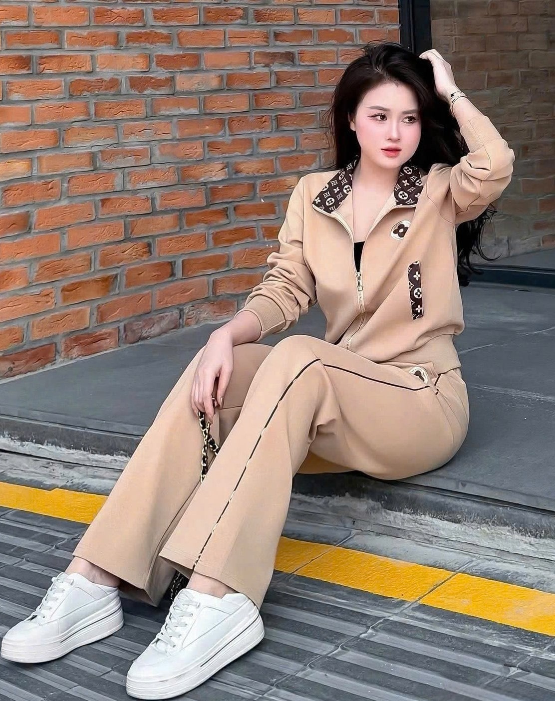 Set bộ nữ áo khoác quần dài nỉ LV màu kem và đen 9