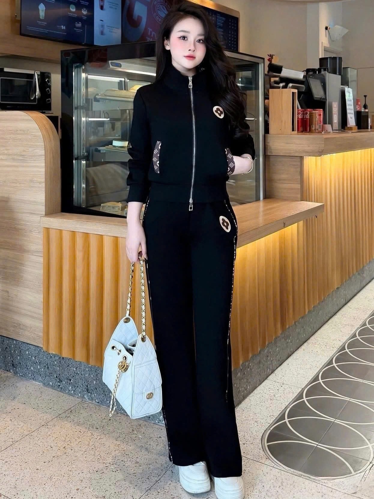 Set bộ nữ áo khoác quần dài nỉ LV màu kem và đen 11
