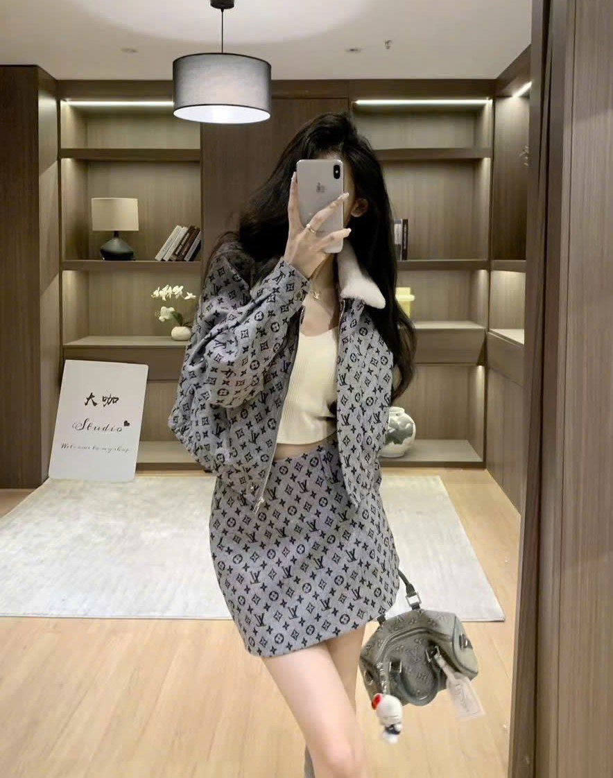 Set áo khoác váy ngắn ôm họa tiết hãng LV 1