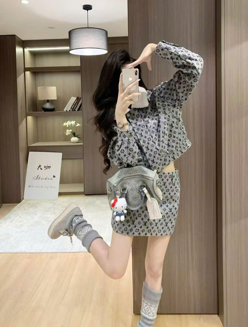 Set áo khoác váy ngắn ôm họa tiết hãng LV 2