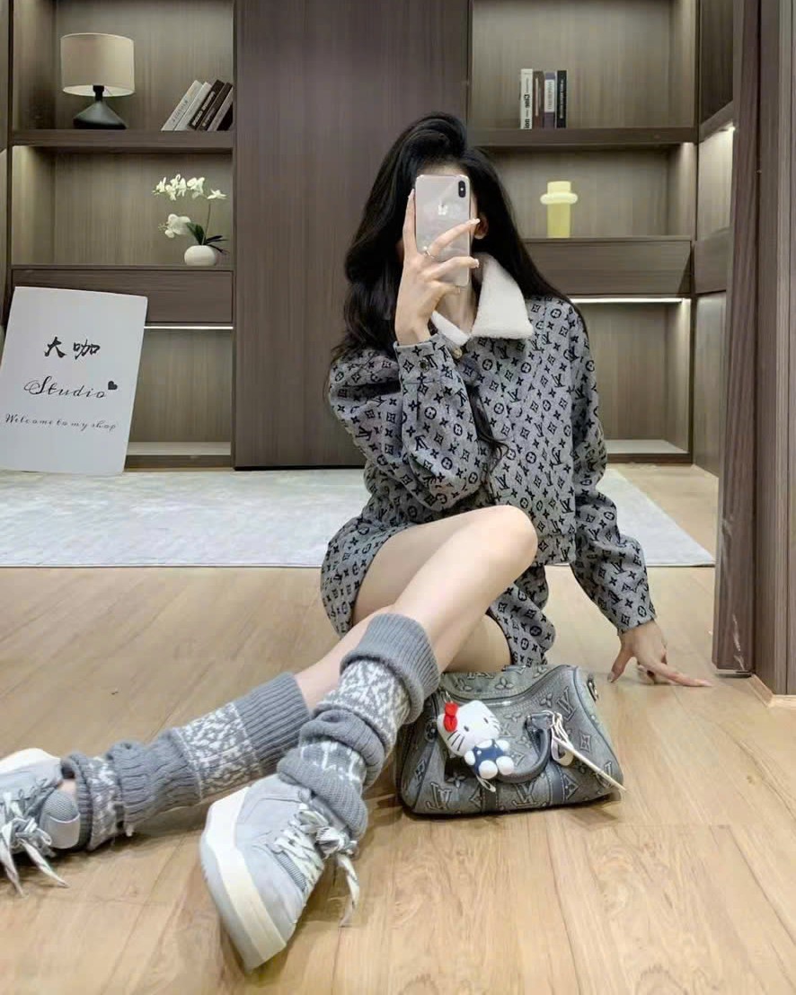 Set áo khoác váy ngắn ôm họa tiết hãng LV 3