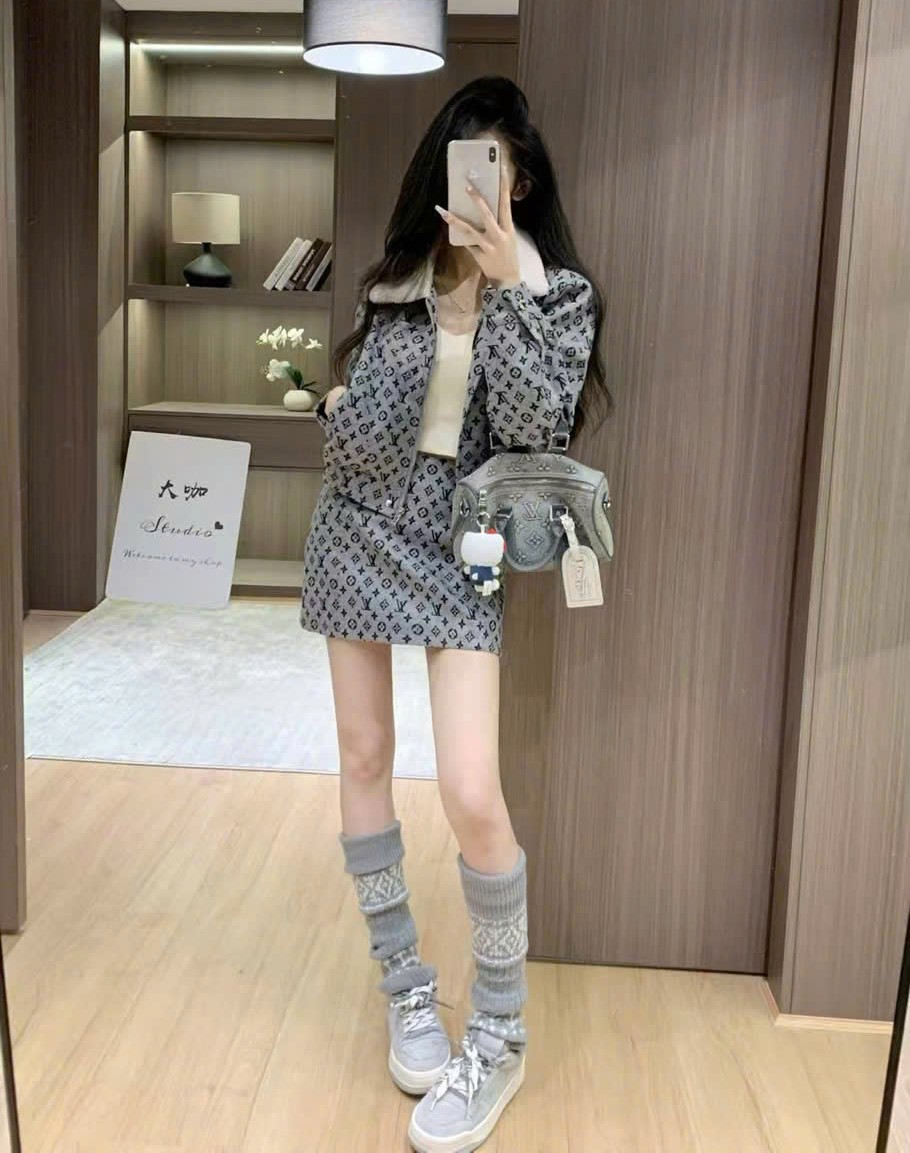 Set áo khoác váy ngắn ôm họa tiết hãng LV 4