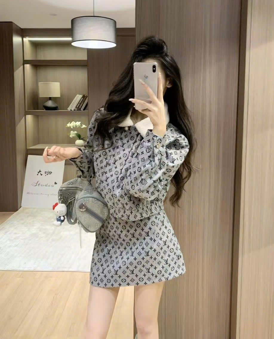 Set áo khoác váy ngắn ôm họa tiết hãng LV 6