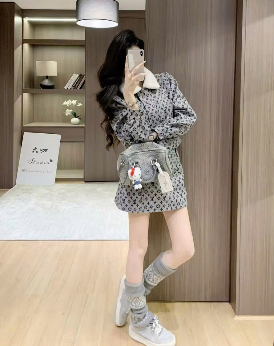 Set áo khoác váy ngắn ôm họa tiết hãng LV 7
