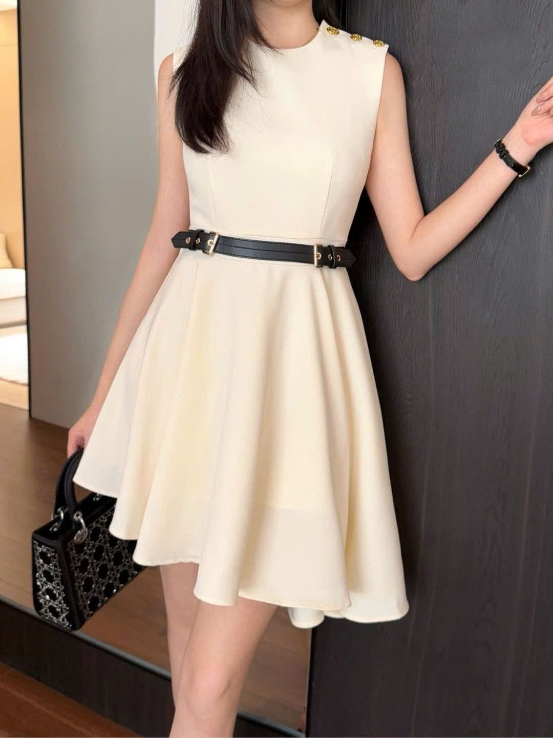 Đầm nữ LV khuy dập nổi logo 9