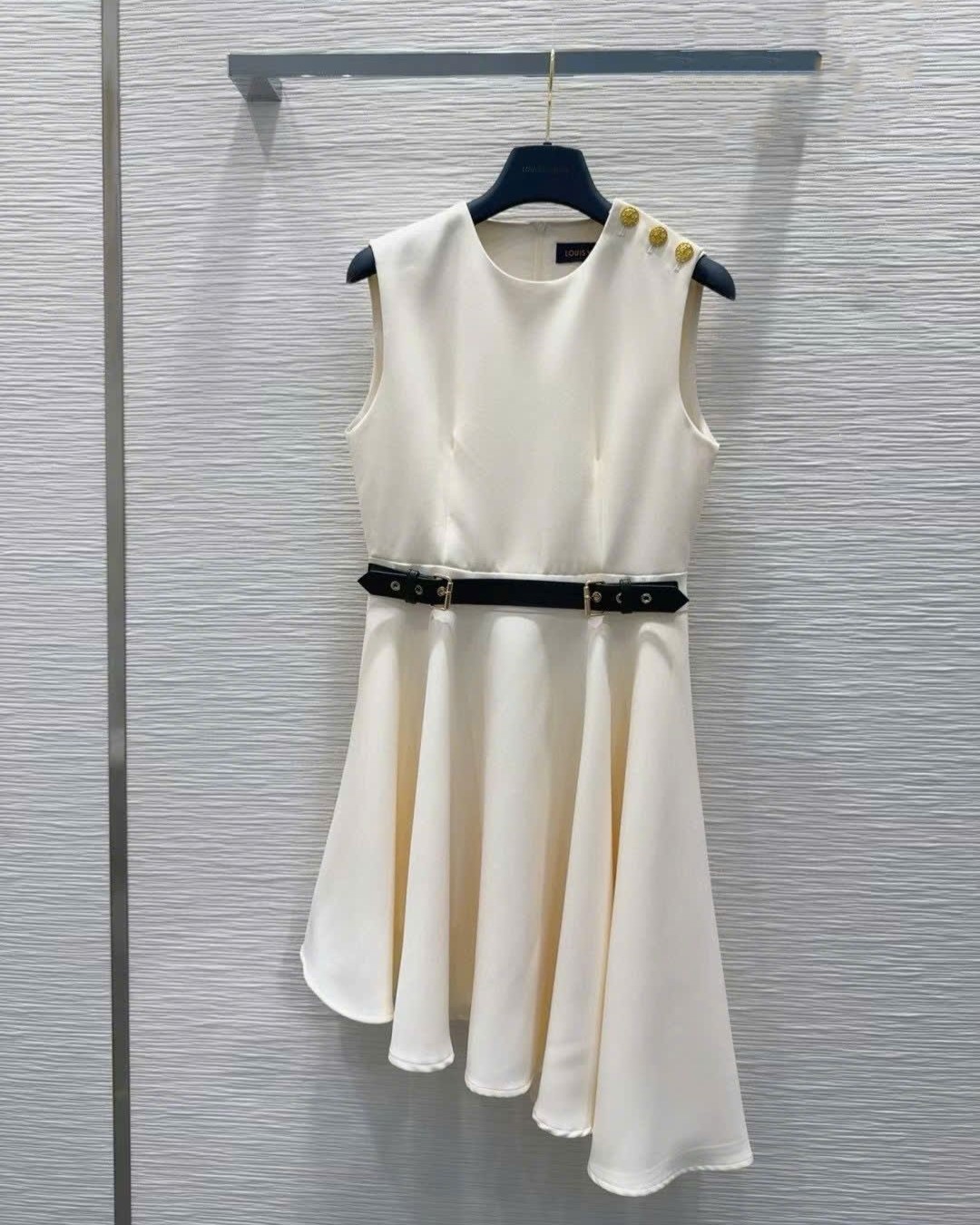Đầm nữ LV khuy dập nổi logo 8