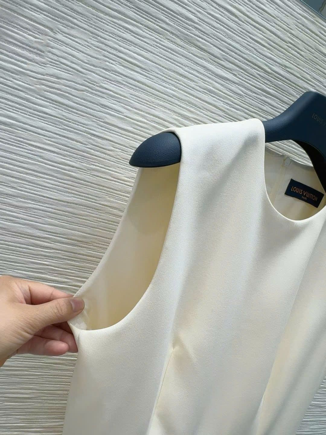 Đầm nữ LV khuy dập nổi logo 15
