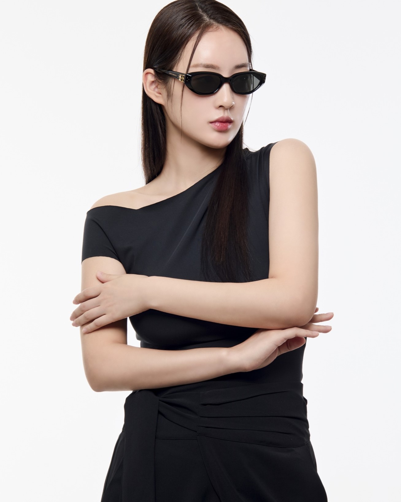 Mắt kính Gentle Monster Duns 01 Modern Cat-Eye Sunglasses In Black Acetate 4