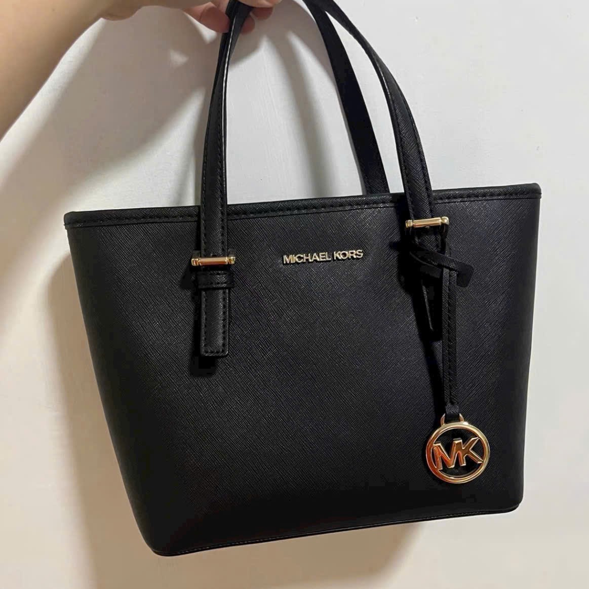 Túi Michael Kors Jet Set Travel Extra-Small Saffiano Leather Top-Zip Tote Bag Black 35T9GTVT0L 1