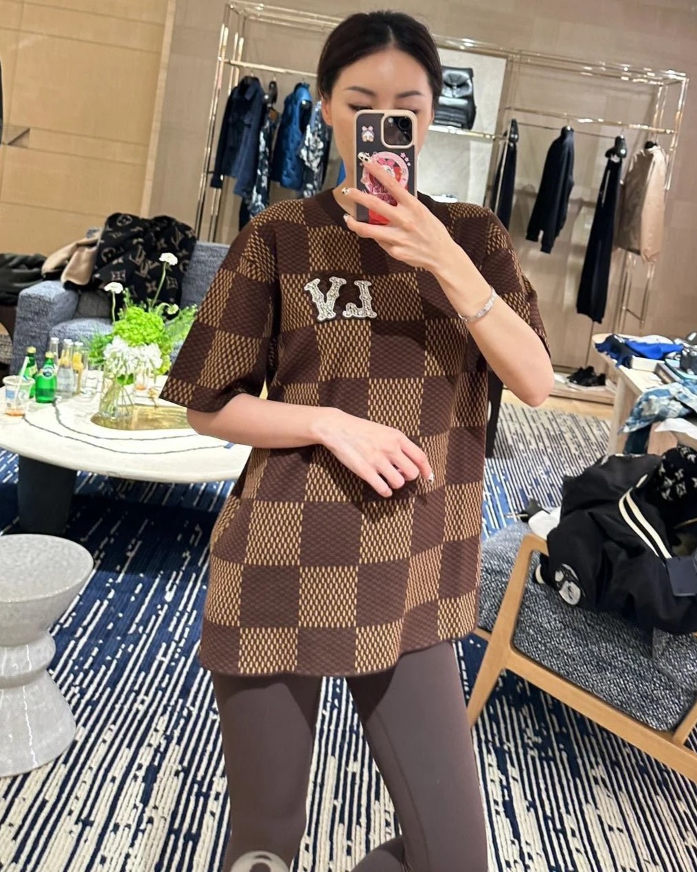 Áo thun LV Louis Vuitton Short-Sleeved Cotton Damier Crewneck With Crystal LV Patch 1AFIUP 10