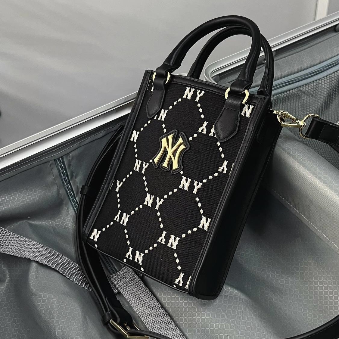 Túi MLB Korea Diamond Monogram Mini Tote Bag New York Yankees Black 7ACRMD34N-50BKS 5