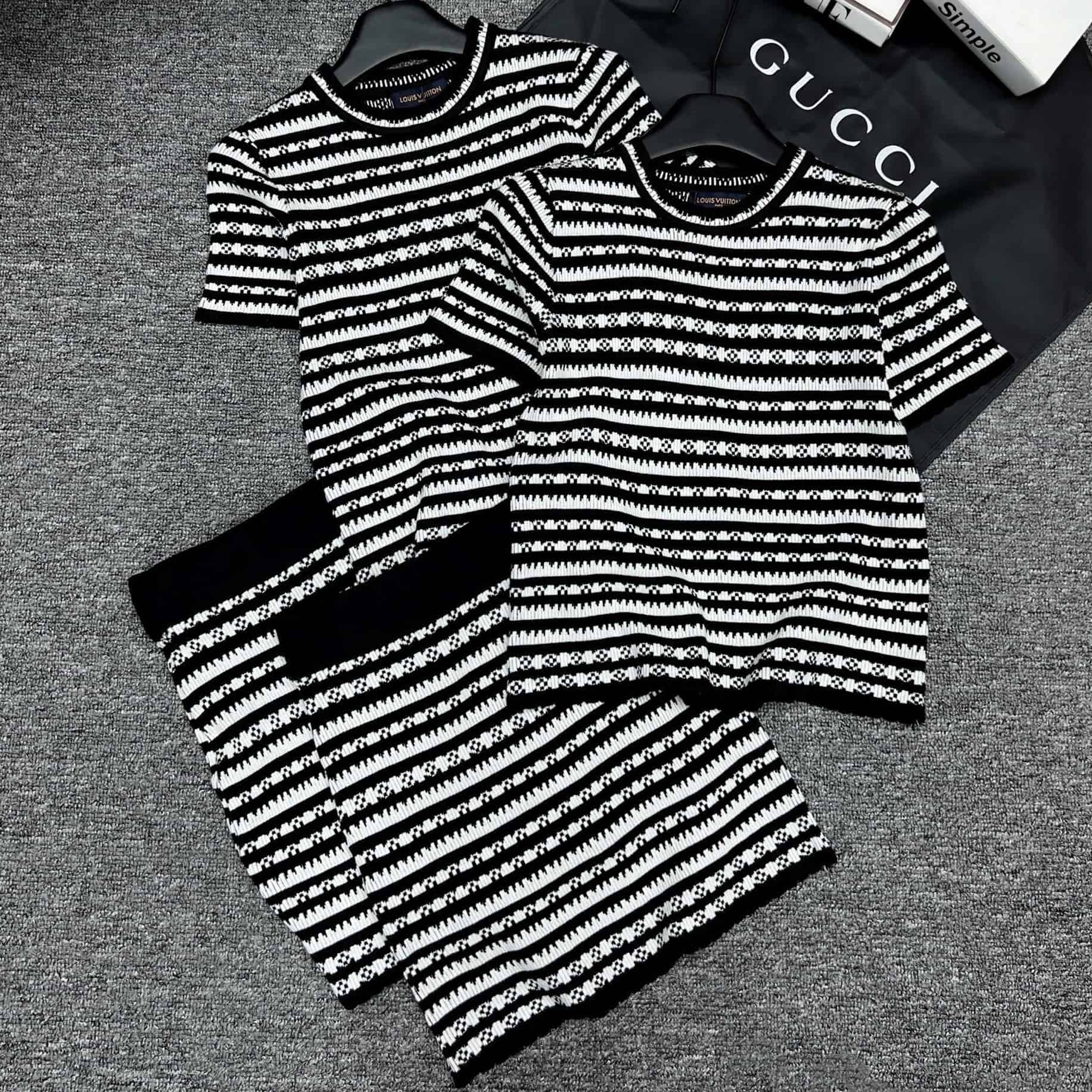 Set áo váy thun sọc ngang đen trắng LV 5