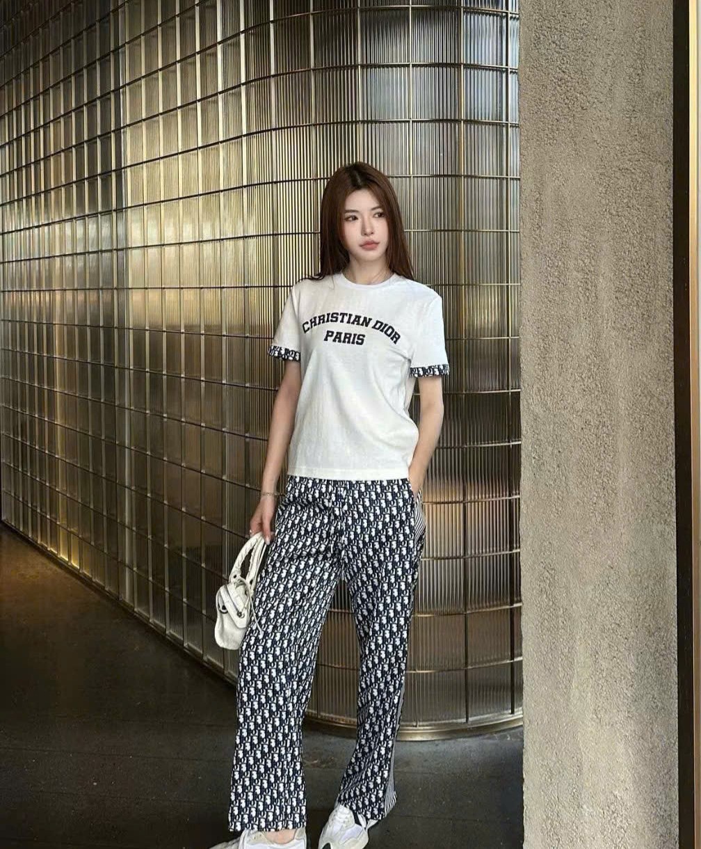 Set bộ áo thun trắng quần suông dài họa tiết hãng Dior 7
