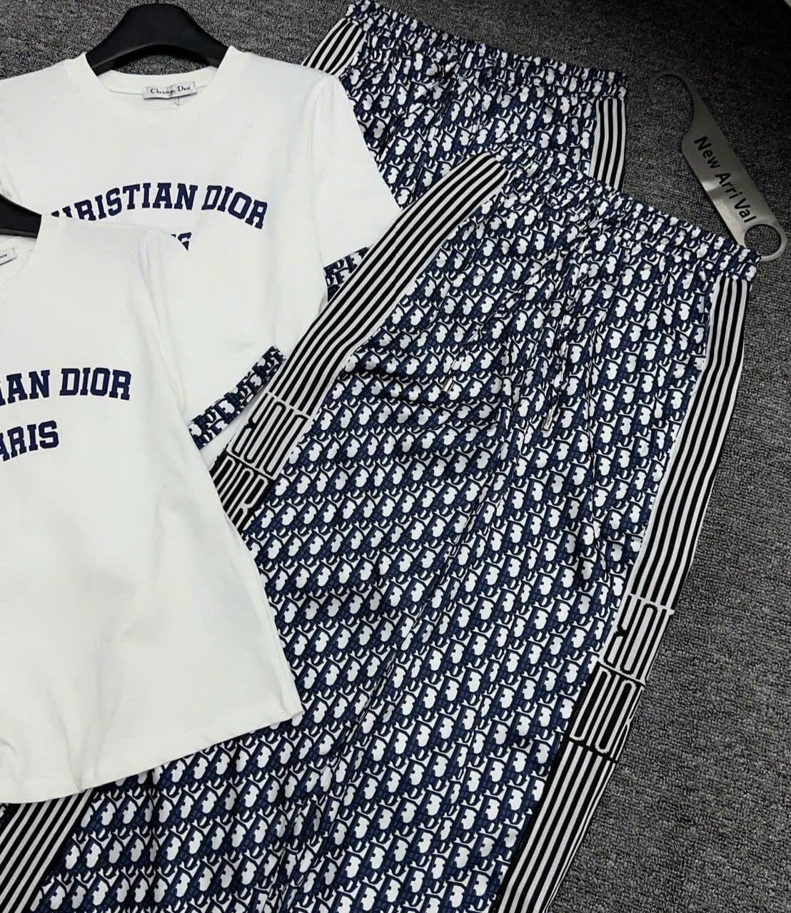 Set bộ áo thun trắng quần suông dài họa tiết hãng Dior 9