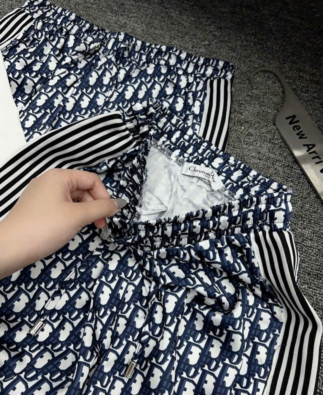 Set bộ áo thun trắng quần suông dài họa tiết hãng Dior 11