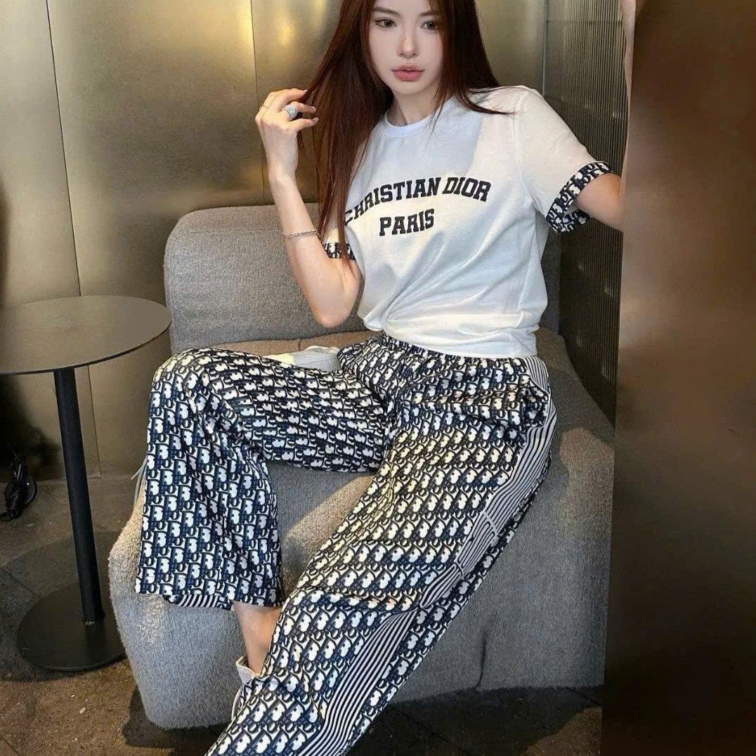 Set bộ áo thun trắng quần suông dài họa tiết hãng Dior 13