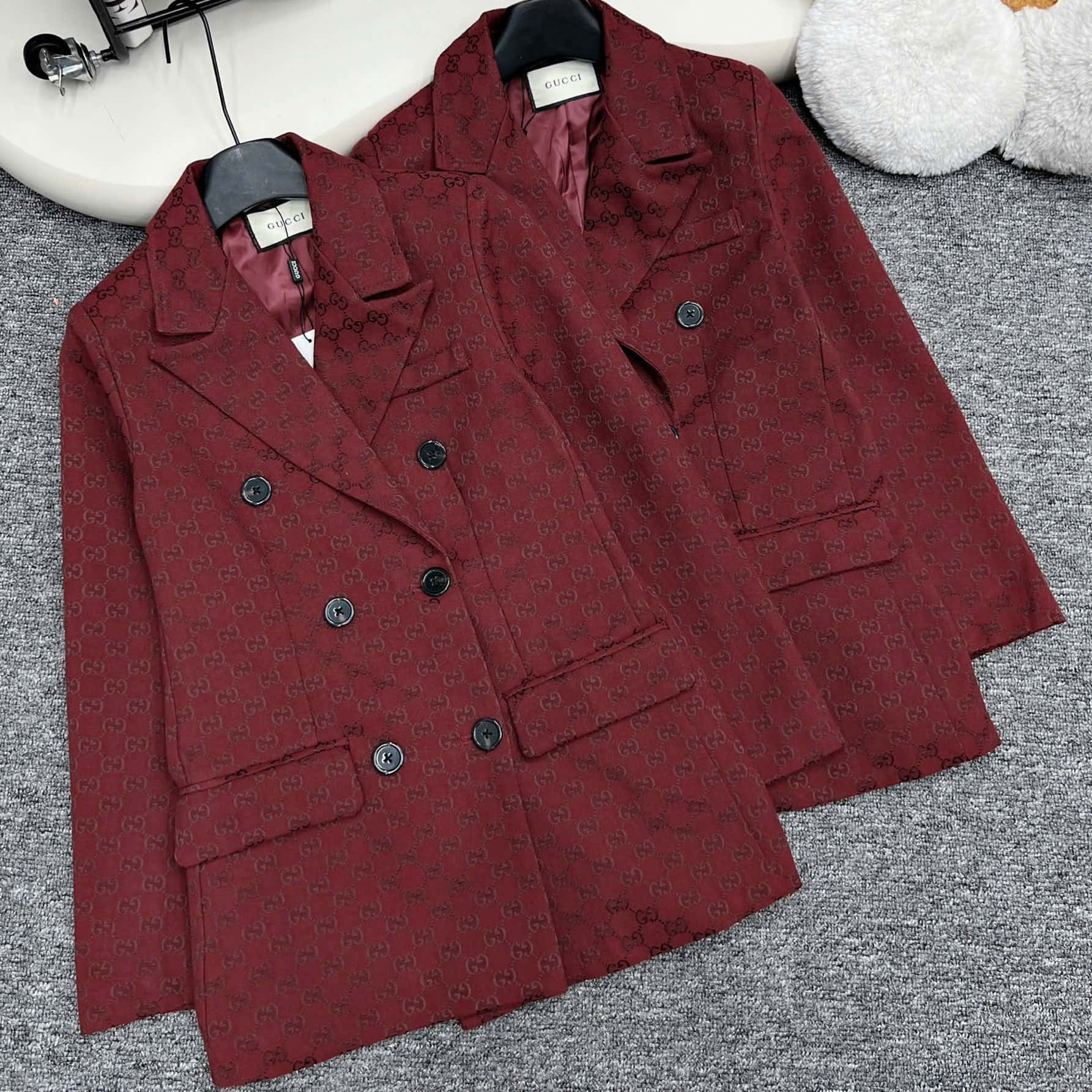 Áo khoác vest đỏ hoa tiết hãng Gucci 1