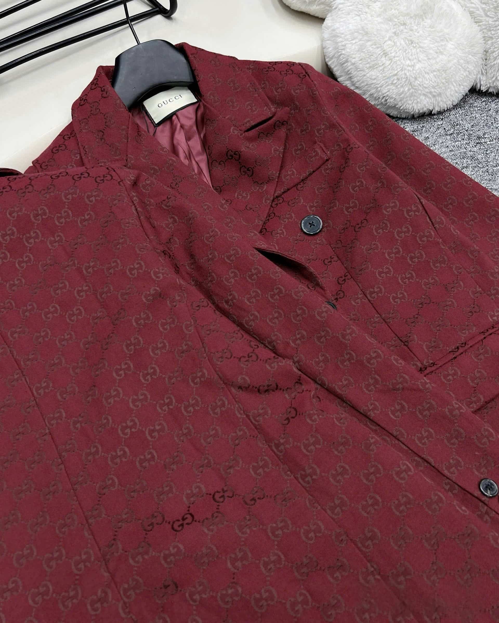 Áo khoác vest đỏ hoa tiết hãng Gucci 2