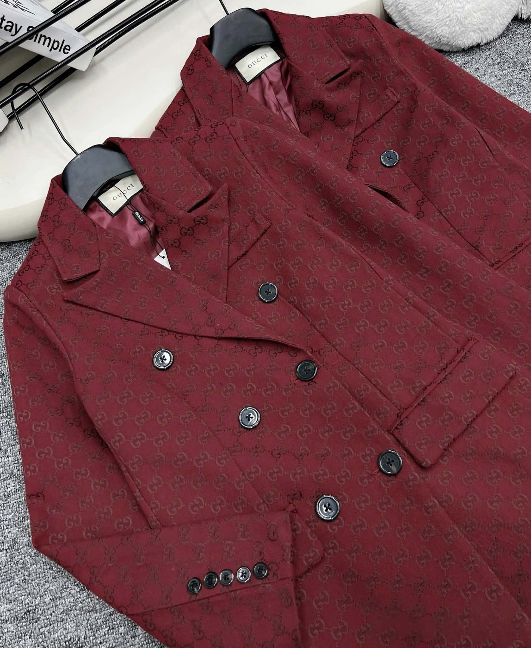 Áo khoác vest đỏ hoa tiết hãng Gucci 3