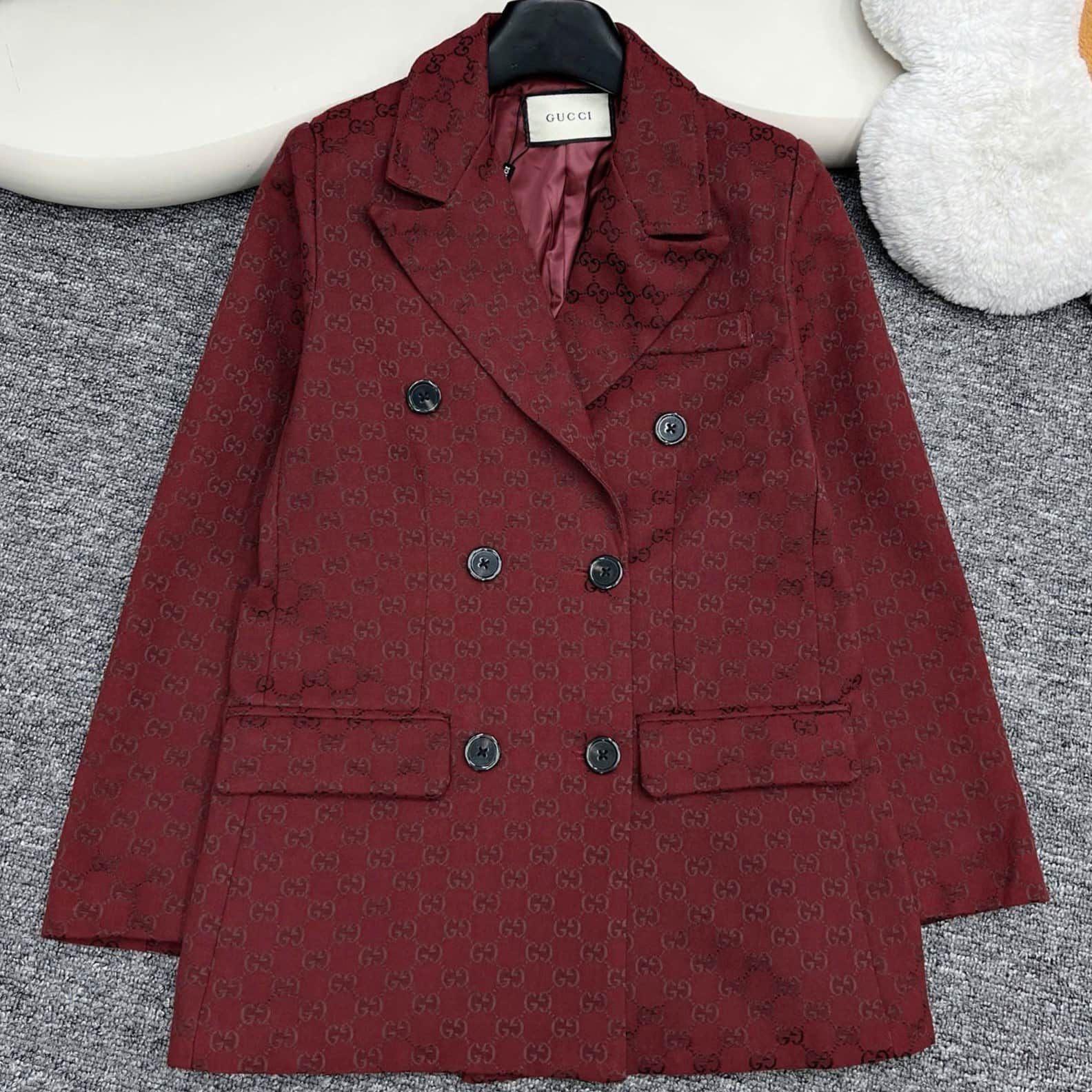 Áo khoác vest đỏ hoa tiết hãng Gucci 5