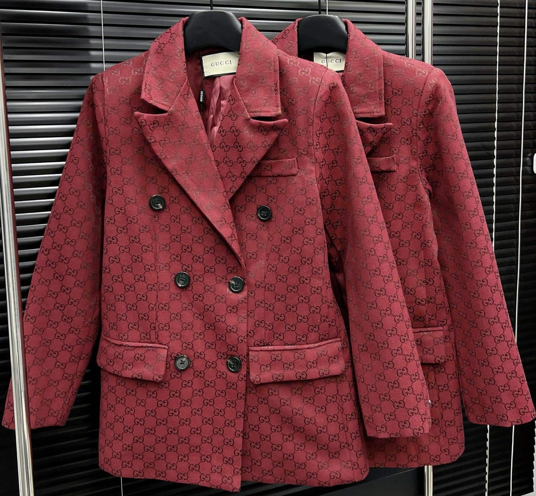 Áo khoác vest đỏ hoa tiết hãng Gucci 8