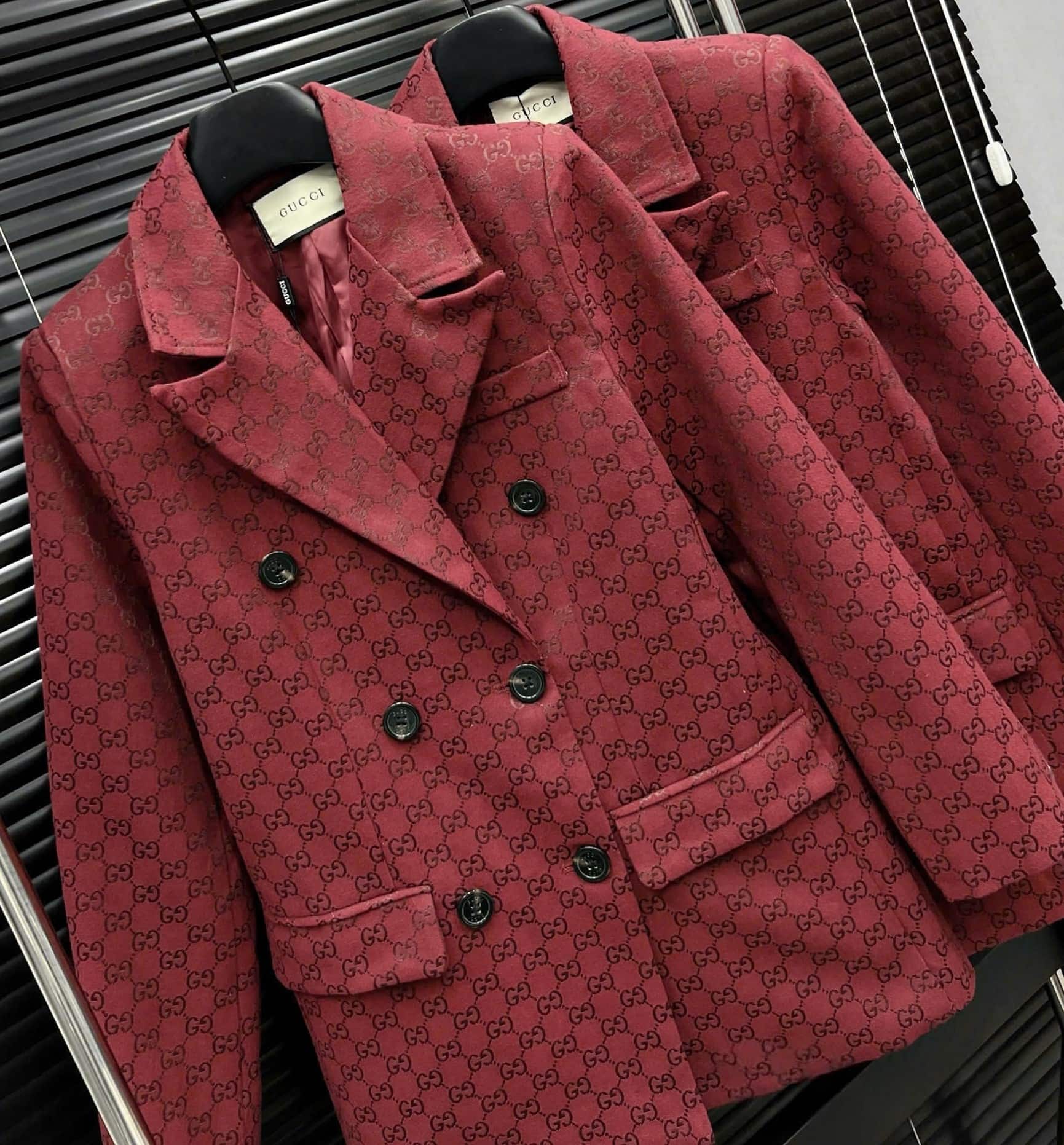 Áo khoác vest đỏ hoa tiết hãng Gucci 9