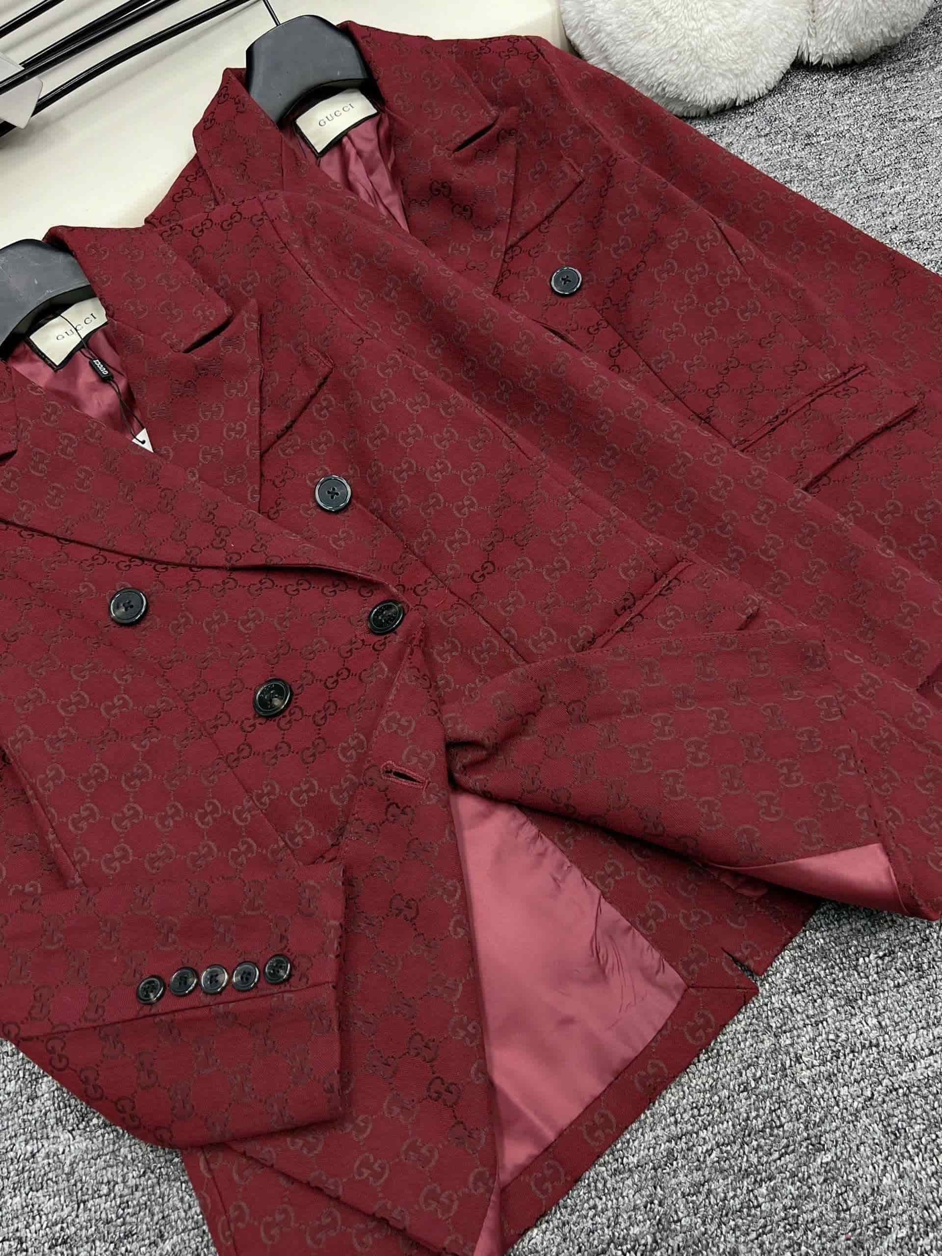 Áo khoác vest đỏ hoa tiết hãng Gucci 13
