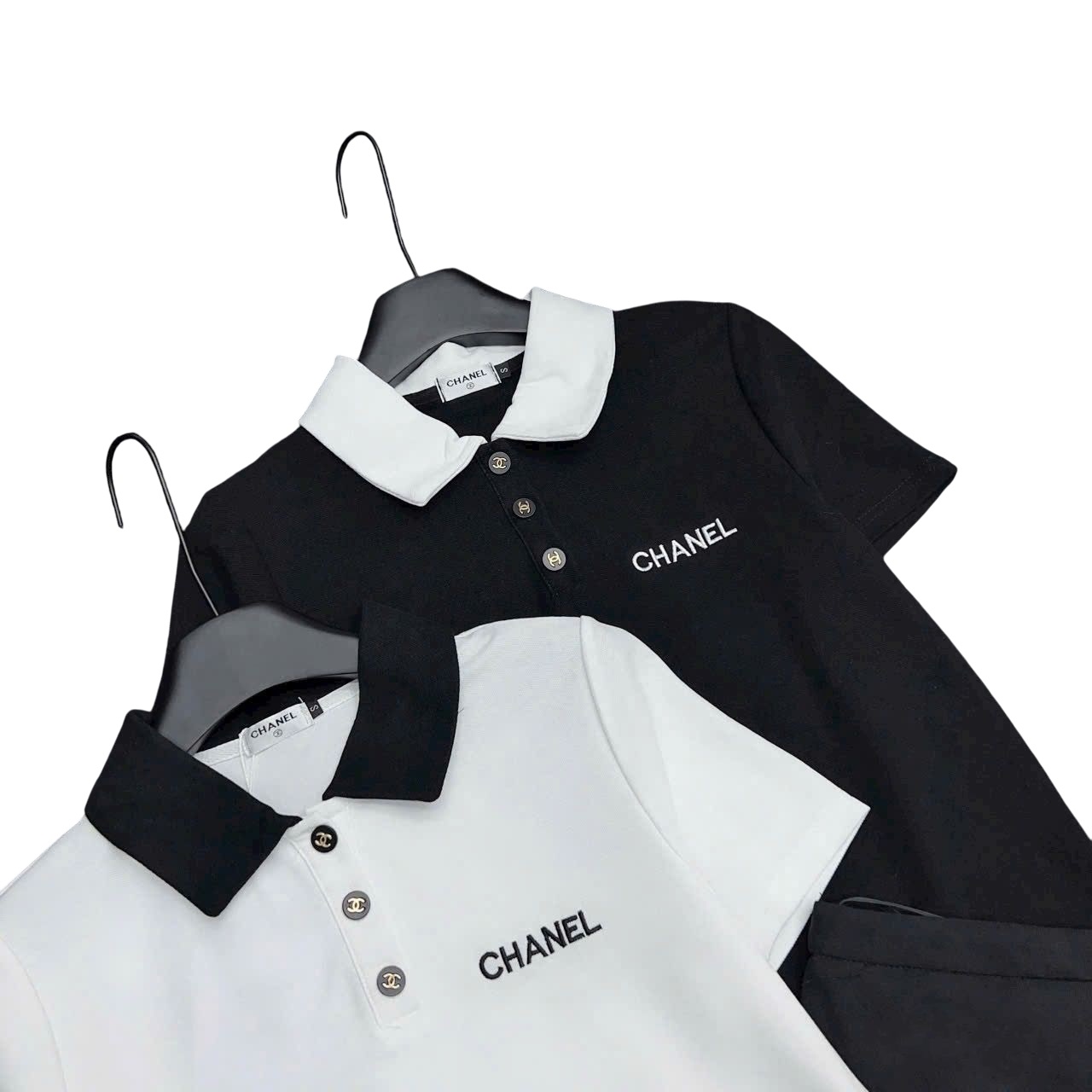 Set áo thun polo váy ngắn trắng đen Chanel 3